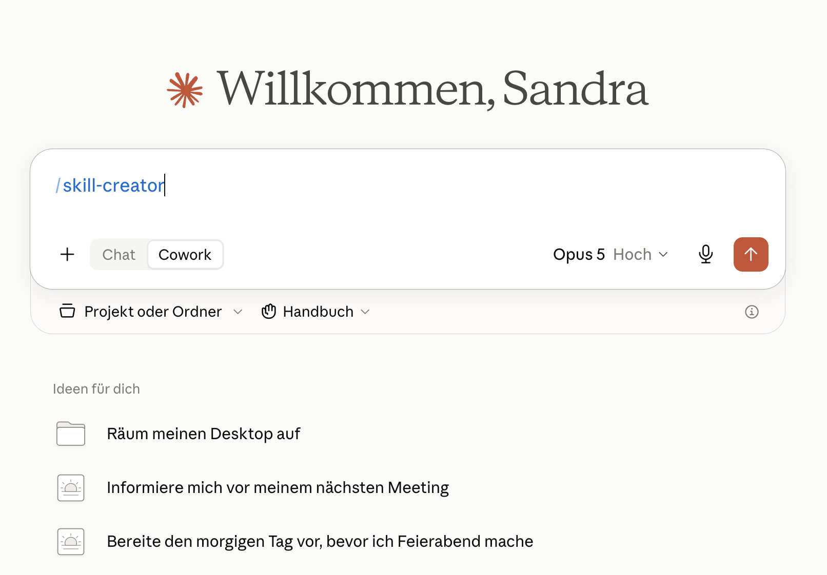 Startbildschirm von Claude mit der Begrüßung „Willkommen, Sandra". Im Eingabefeld steht der Befehl /skill-creator, darunter die Umschalter für Chat und Cowork.